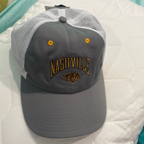 🏒🆕NHL Nashville Predators Adidas Snapback Mesh Trucker hat white/gray - Picture 2 of 9